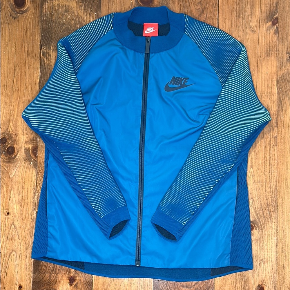 Nike Women’s Sportswear Dynamic Reveal Jacket